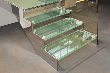 M&eacute;tal ajour&eacute;, m&eacute;tal plein ou verre, chaque garde-corps change l'allure d'un escalier